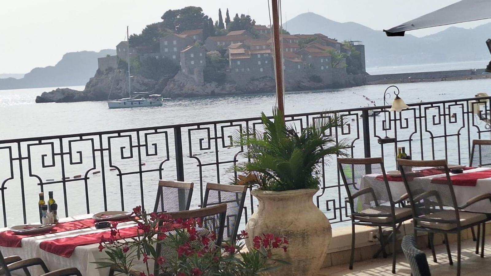 Montesan Luxury Apartment Beach Front Sveti Stefan Dış mekan fotoğraf